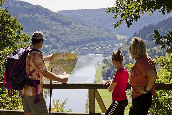 Der Neckar, der sich mal sanft und mal munter zeigt, ist auf dem Neckarsteig der treue Begleiter.